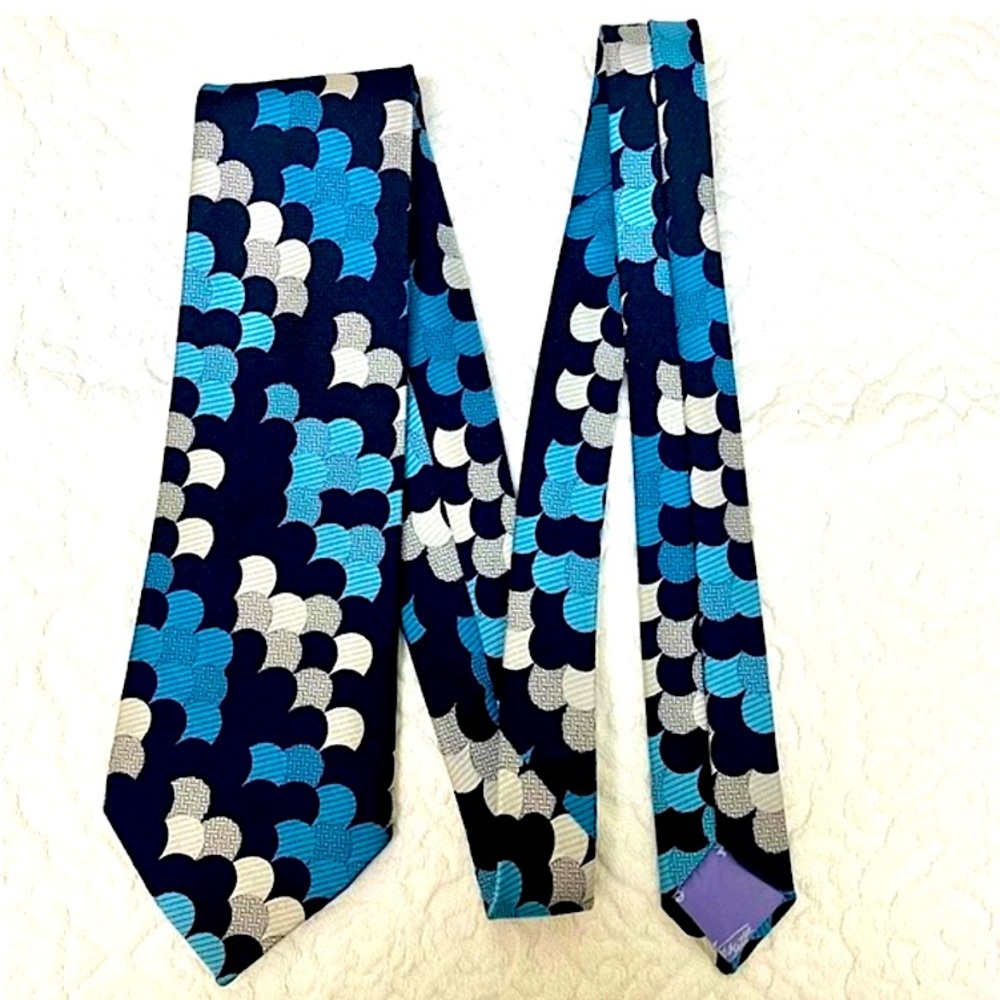 Vintage polyester bold 70s tie, eclectic circle or bubble pattern, blue & white